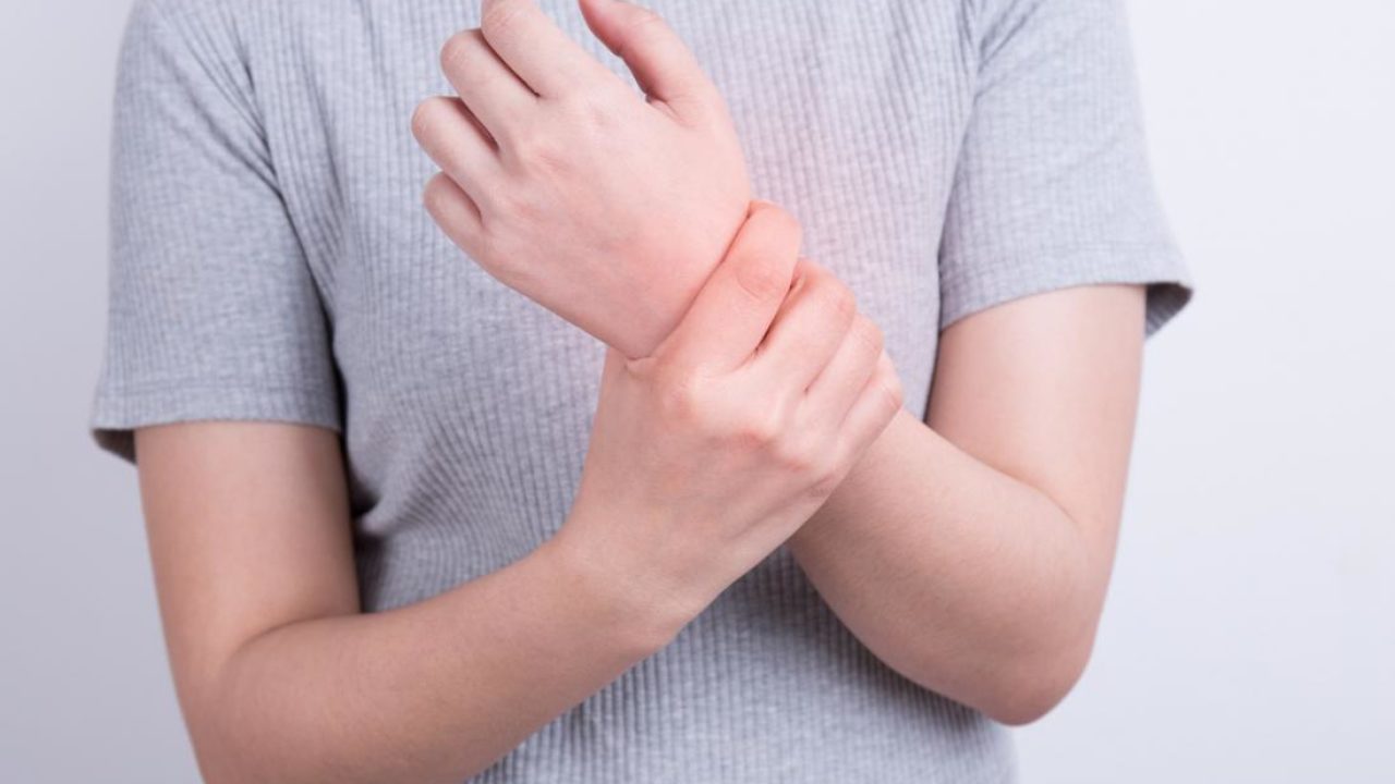 Liệt tay do đột quỵ, phẫu thuật có khỏi không?