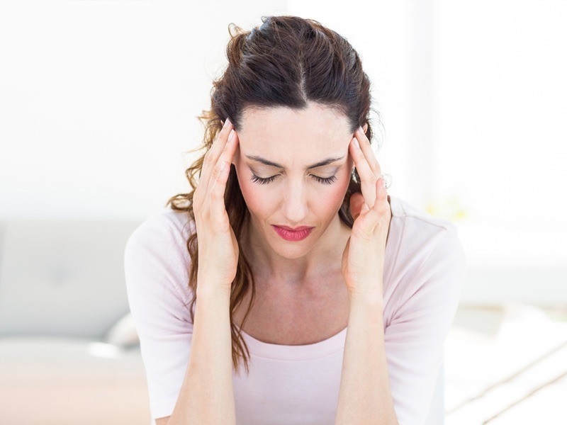 Trường hợp động mạch nuôi não (chẳng hạn như động mạch cảnh) bị ảnh hưởng, bệnh nhân có thể xuất hiện các triệu chứng đau đầu dữ dội.