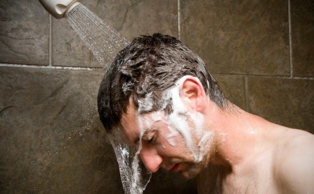 Làm sao phòng tránh đột quỵ khi tắm đêm?