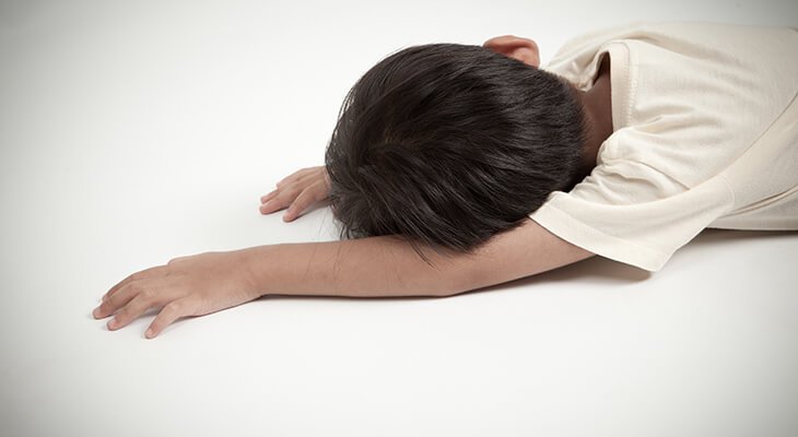 Cách phân biệt trẻ ngất do đột quỵ và nguyên nhân khác?