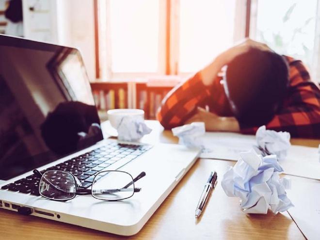 Stress, áp lực căng thẳng trong công việc dễ khiến người trẻ tăng nguy cơ đột quỵ.