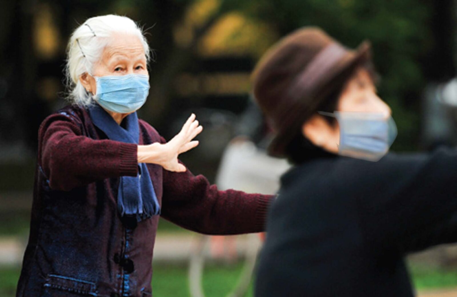 Giữ ấm cơ thể khi đi ngủ và mỗi khi ra khỏi phòng, kể cả đi bộ buổi sáng để ngăn ngừa nguy cơ đột quỵ.