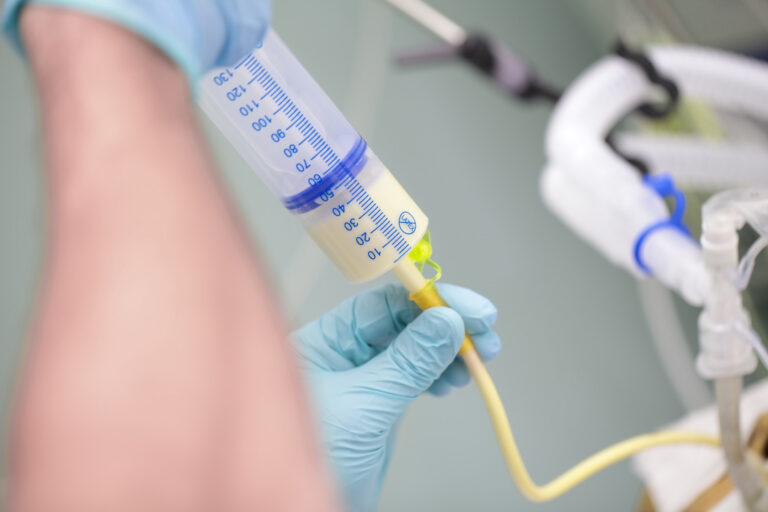 Thức ăn được chế biến để nuôi qua ống thông cần phải lỏng nhưng vẫn đảm bảo đủ chất.