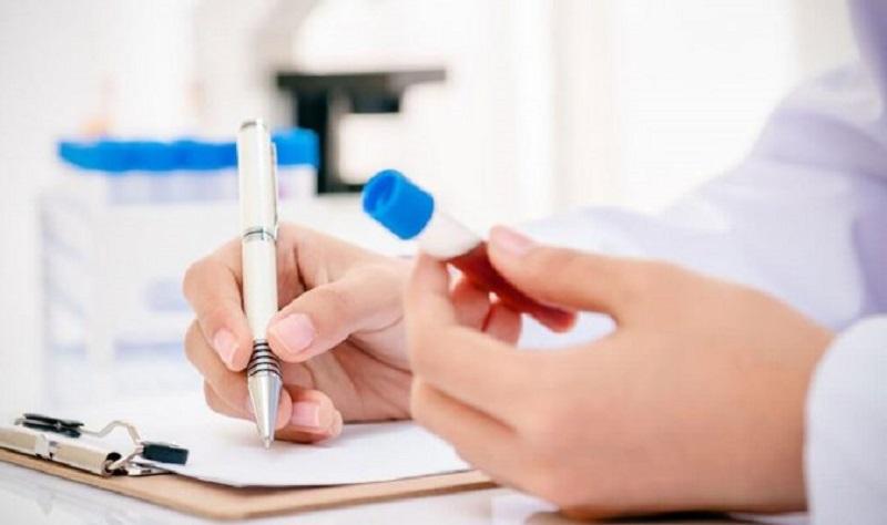 Người bệnh nên nhịn ăn trước khi xét nghiệm máu trong quá trình tầm soát đột quỵ