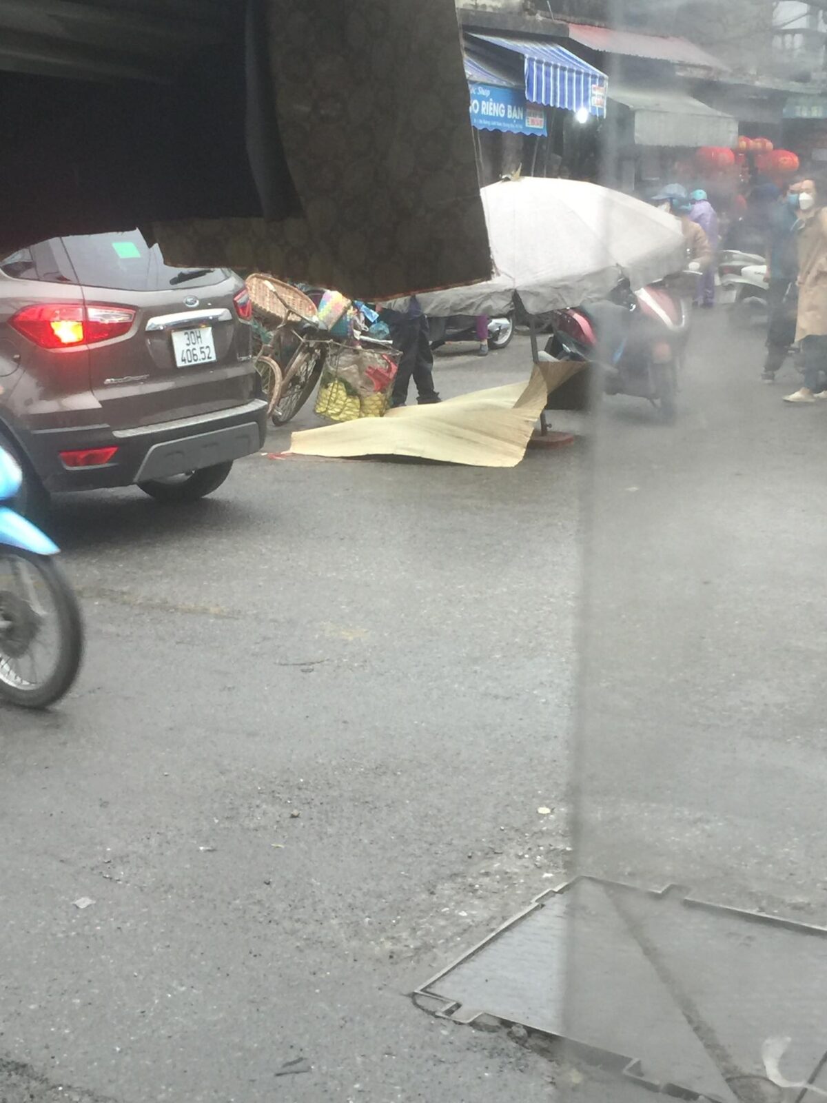 Hà Nội: Xót xa cụ ông bán rau đột quỵ trong ngày cuối năm lạnh buốt