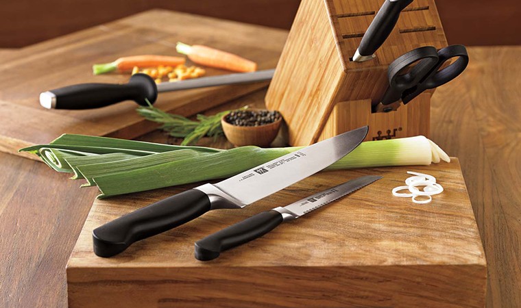 Sử dụng các vật dụng dao, kéo cẩn thận