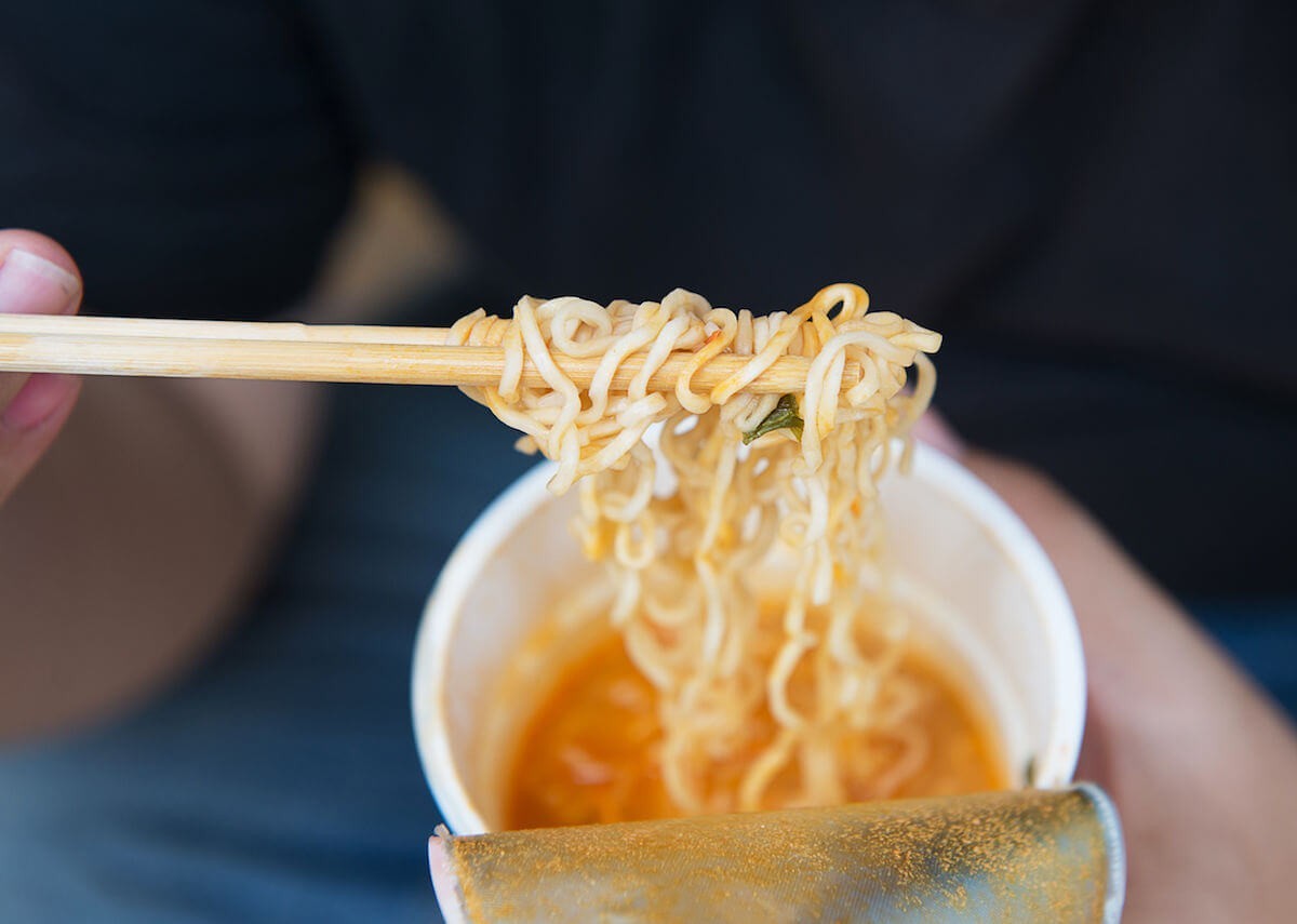 Người bị mỡ máu cao có ăn mì tôm được không?