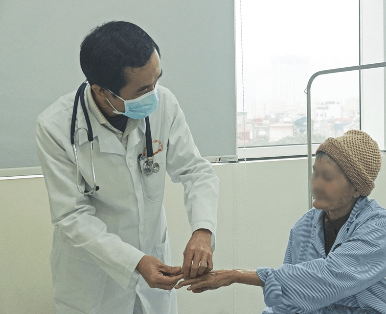 Cụ bà 74 tuổi đột quỵ, mỗi ngày hút hơn 1 bao thuốc và uống 1/3 lít rượu