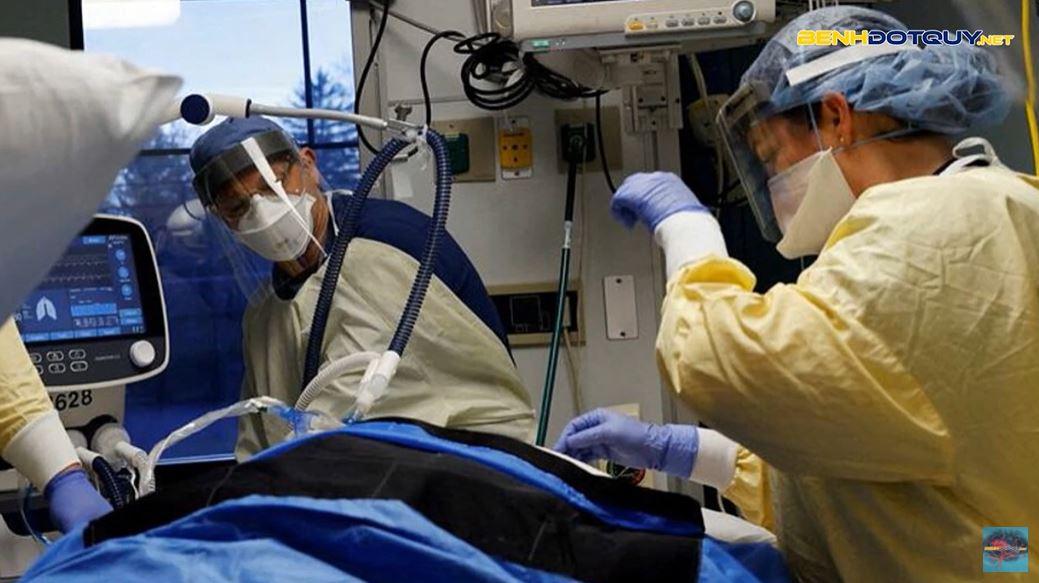 Nguy cơ đông máu làm tắc phổi, đột quỵ, đau tim ở người mắc COVID-19