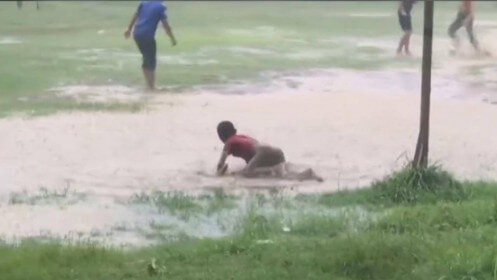 Chơi bóng giữa trời mưa lạnh bé 5 tuổi bị đột tử