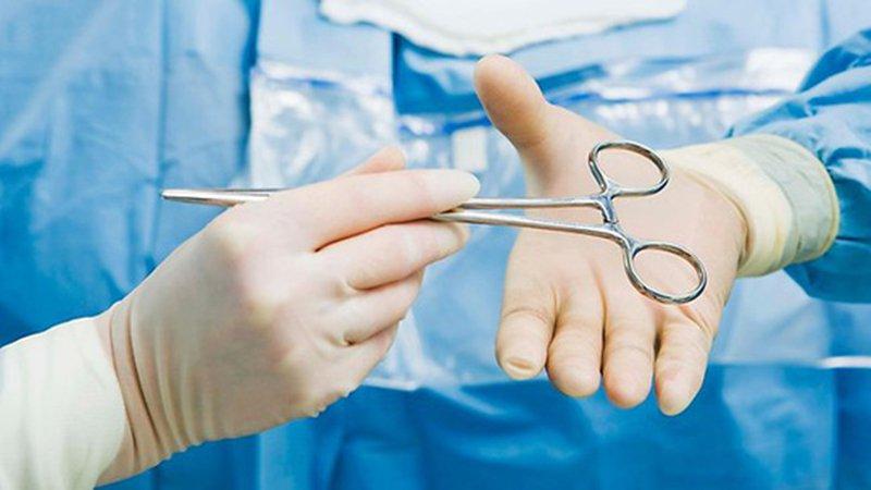Phẫu thuật ngay sau khi đột quỵ có thể đối mặt với các biến chứng nghiêm trọng