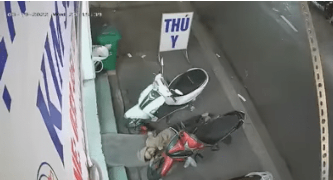 Xót xa bà mẹ gào khóc cầu cứu khi thấy con gái nghi đột quỵ gục ngã trên vỉa hè