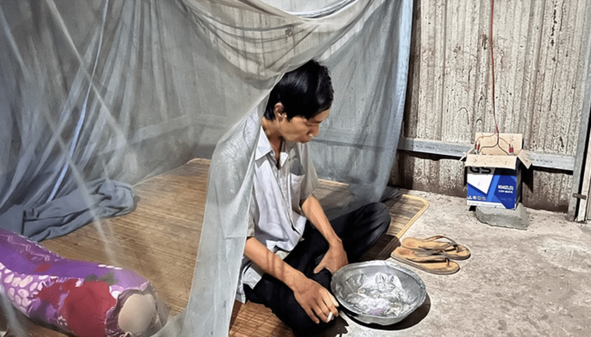 Cha đột tử như cả bầu trời sụp đổ, người con tâm thần biết nương tựa vào ai?