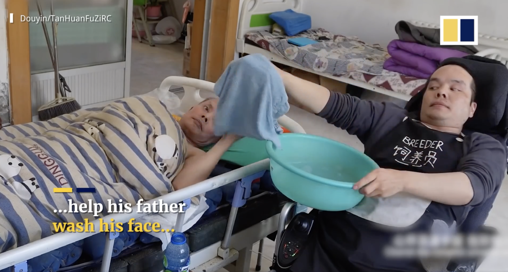 Cảm động câu chuyện con trai bại liệt “gánh” cha già đột quỵ