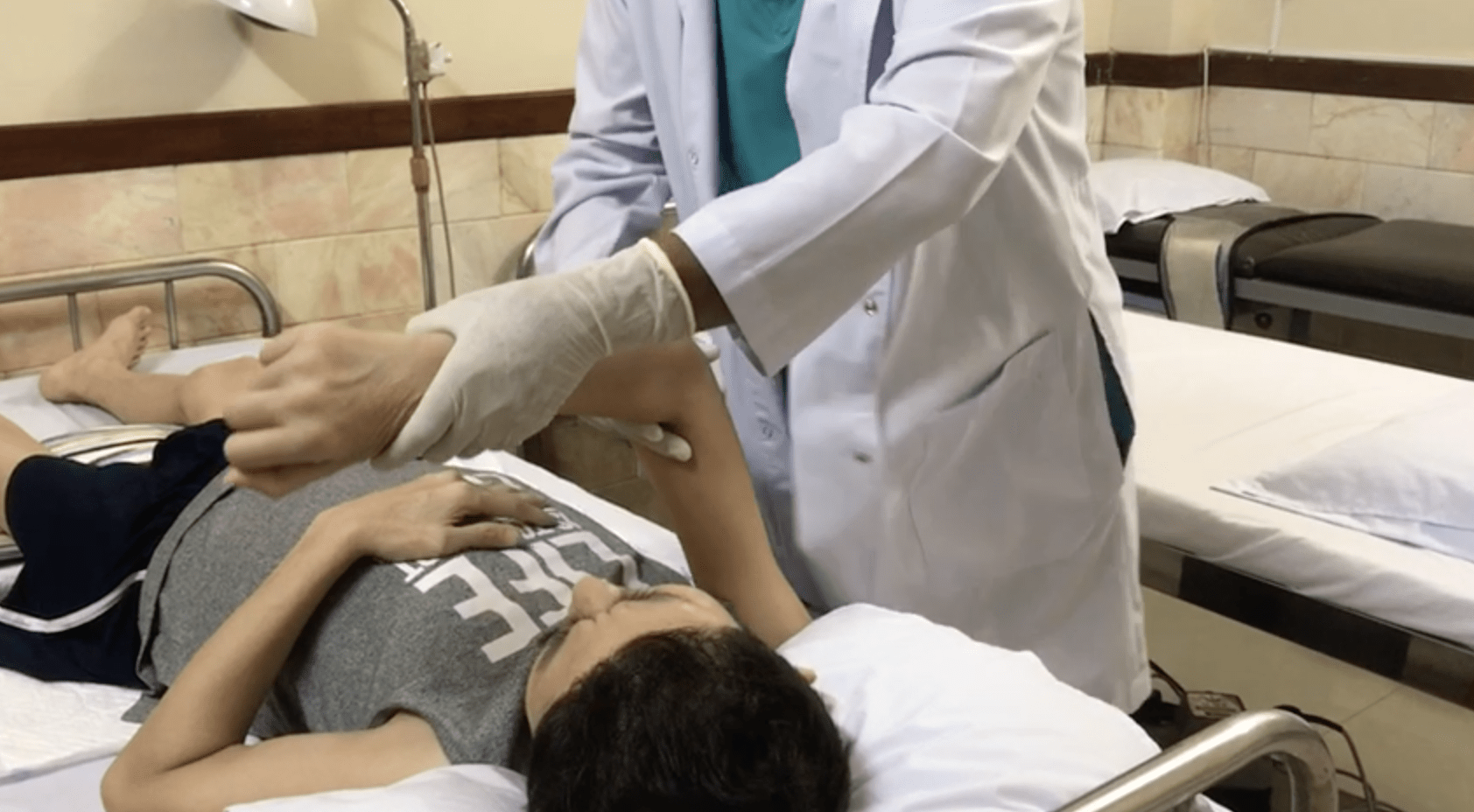 11 bài tập vận động thụ động chi trên cho bệnh nhân liệt vận động sau đột quỵ