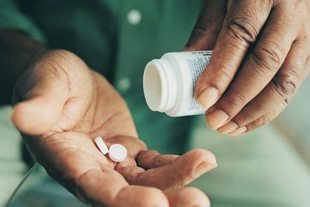 Để phòng ngừa những cơn đột quỵ tái phát trong tương lai, người bệnh cần uống thuốc dự phòng