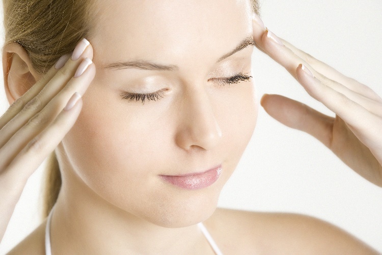 Tập chớp mắt chậm mỗi ngày để giảm căng thẳng và mệt mỏi cho đôi mắt.