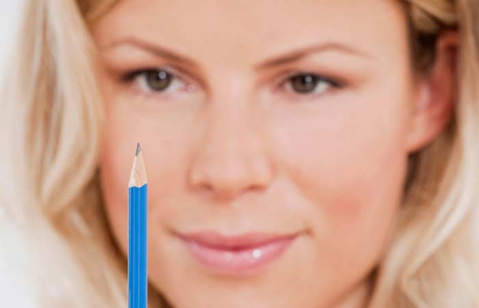 Khi thực hiện bài tập với bút chì nên cố định đầu.