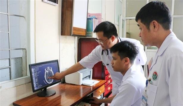 Giám đốc BVĐK tỉnh Hà Tĩnh Hoàng Quang Trung cùng bác sĩ Khoa Cấp cứu chống độc hội chẩn qua hình ảnh chụp phim của bệnh nhân đột quỵ não