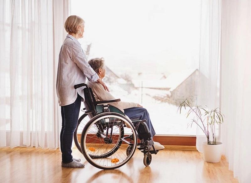 Đột quỵ gây ảnh hưởng khiến người bệnh không thể tự chăm sóc bản thân và cần sợ hỗ trợ từ gia đình.