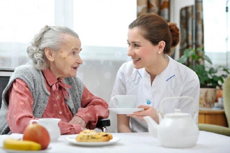 Hãy cố gắng thực hành với bàn tay bị yếu trong ăn uống sẽ giúp phục hồi khả năng vận động của tay bị ảnh hưởng.