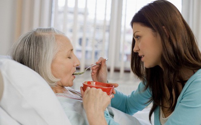 Tốt nhất, bệnh nhân TIA nên nhờ đến sự hỗ trợ từ người thân, bạn bè để nhanh chóng hồi phục