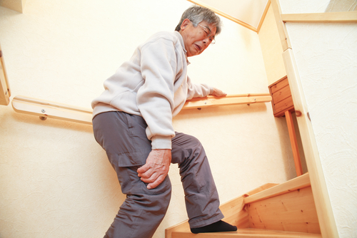 Đi lại khó khăn là một trong những dấu hiệu đột quỵ mà nhiều người bỏ qua