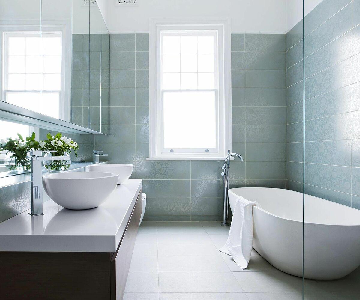 Người bệnh cần tránh thay đổi nhiệt độ đột ngột khi tắm, phòng tắm cần kín gió.