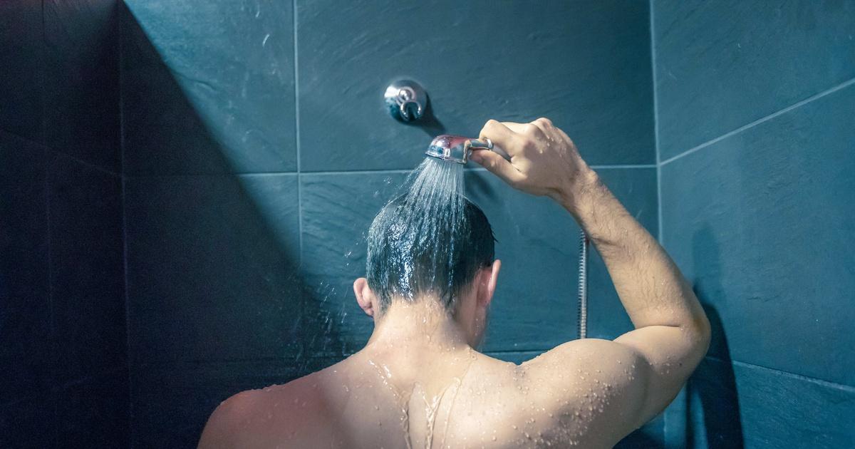 Tắm khuya có thể gây co mạch ngoại vi làm tăng tuần hoàn trung tâm, tăng lưu lượng máu, tăng áp lực tuần hoàn trung tâm, hệ tim mạch chưa thích nghi kịp gây vỡ những điểm yếu mạch.