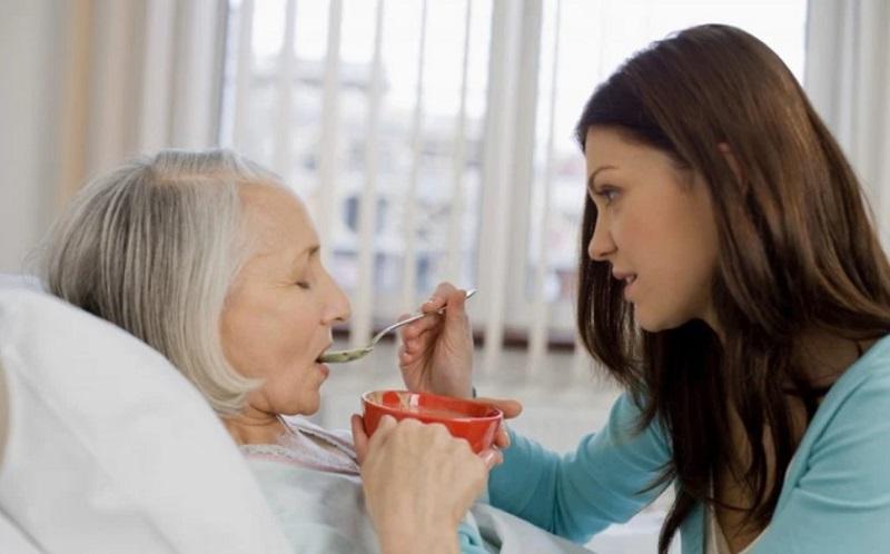 Người bệnh đột quỵ nên ăn thực phẩm lỏng hoặc mềm để dễ nuốt và tiêu hóa