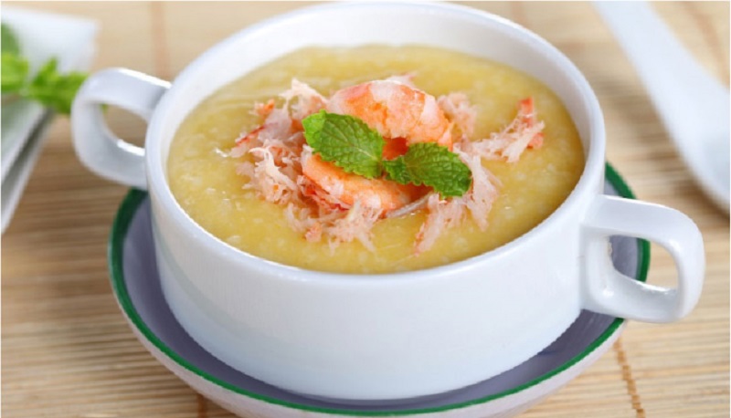 Nên ăn thức ăn mềm và đặc để dễ nuốt và tránh hít sặc, mắc nghẹn.