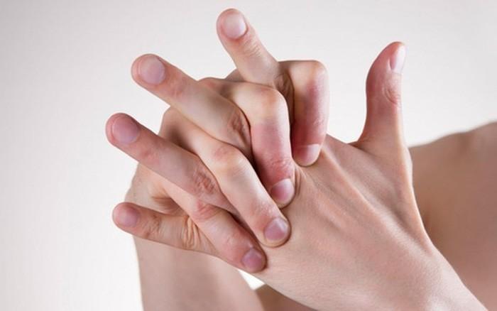 Đau trung ương sau đột quỵ thường có biểu hiện lâm sàng đau thần kinh ở một phần trên cơ thể, chẳng hạn như: mặt, tay, chân, thân người...