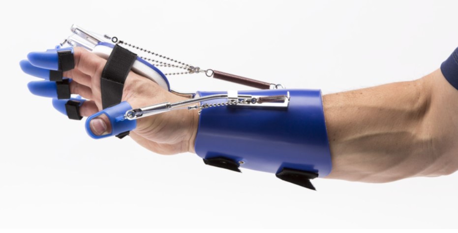 Dụng cụ nẹp trị liệu giúp các ngón tay cử động tốt hơn