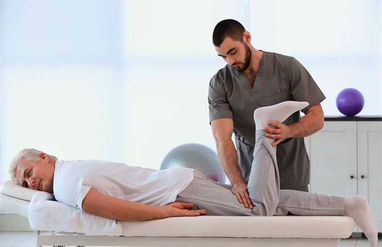 Méo miệng, nói khó kèm liệt nửa người, tập vật lý trị liệu ở nhà được không?