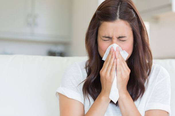 Người bị cảm lạnh sẽ có biểu hiện như: đau đầu, ho, hắt hơi, sổ mũi,...