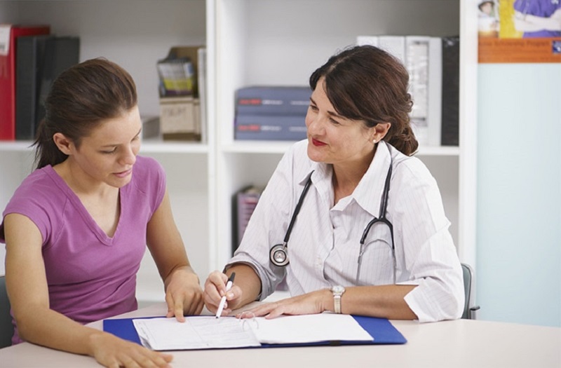 Bác sĩ sẽ giúp bạn chỉnh sửa và hoàn thiện những mục tiêu mà mình đặt ra để phục hồi chức năng sau đột quỵ.