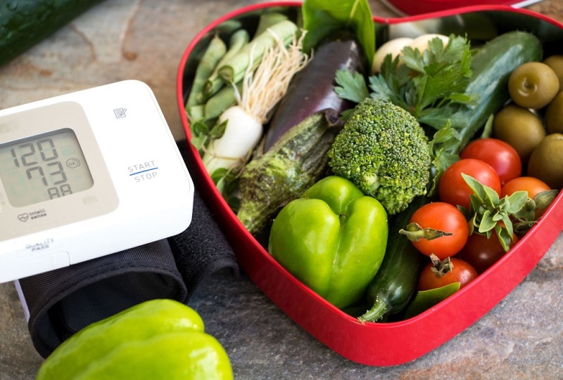 Nên từ bỏ thói quen xấu và thực hiện lối sống, ăn uống lành mạnh trong quá trình uống thuốc Coveram để tăng hiệu quả điều trị.