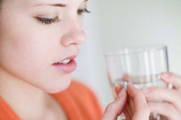 Việc uống thuốc kháng đông cần tuân theo chỉ định bác sĩ, tránh quên liều hoặc uống quá liều.