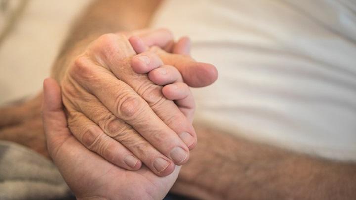 Giúp người thân có niềm vui, động lực mỗi ngày sẽ khiến họ thoát khỏi những suy nghĩ tiêu cực