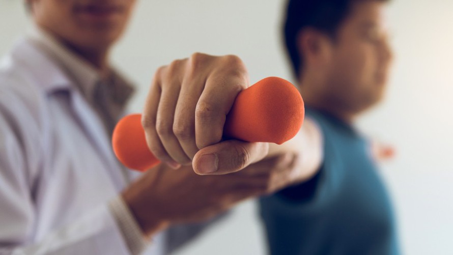 Bị di chứng đột quỵ nhiều năm có cần tập phục hồi chức năng?