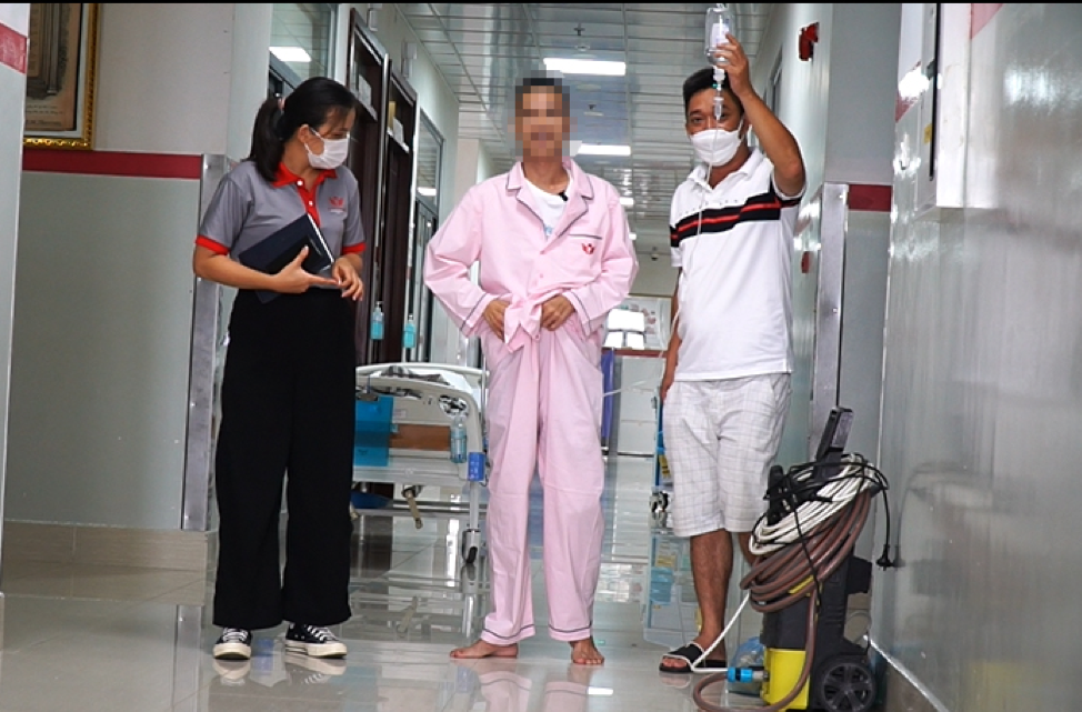 Đi đứng trở lại sau 13 năm yếu liệt do dị dạng mạch máu tủy