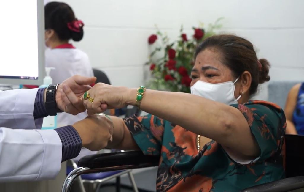 2 ekip bác sĩ căng mình cứu nữ bệnh nhân đột quỵ não và nhồi máu cơ tim cùng lúc