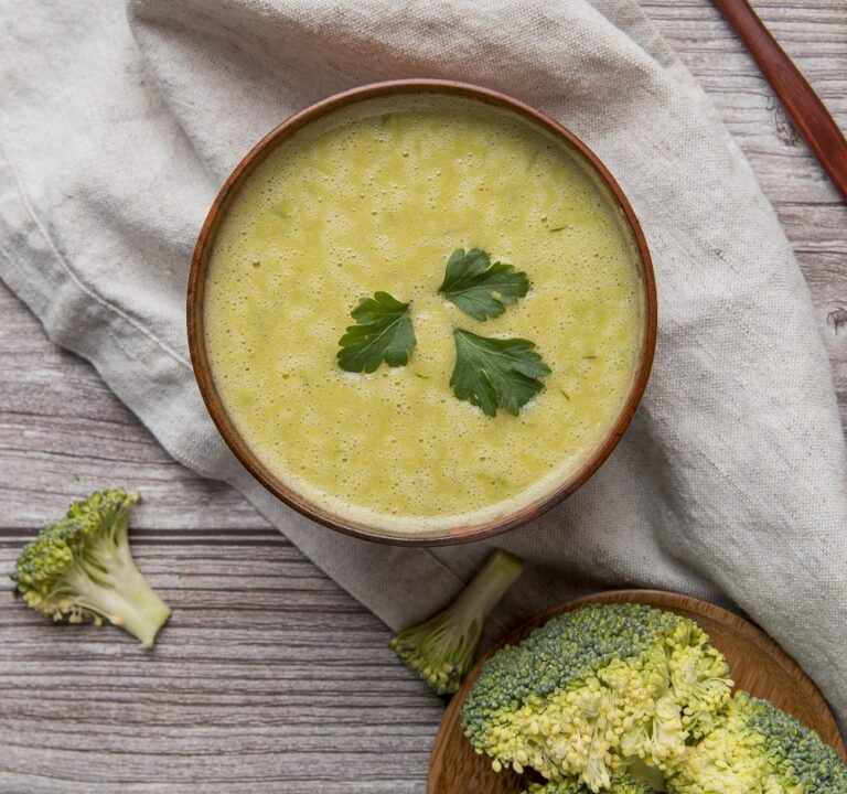 Nên bắt đầu cho người bệnh ăn với thức ăn mềm, soup để dễ nuốt và tiêu hóa tốt.