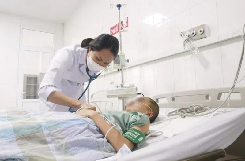 Bé trai 13 tuổi nguy kịch do đột quỵ xuất huyết não