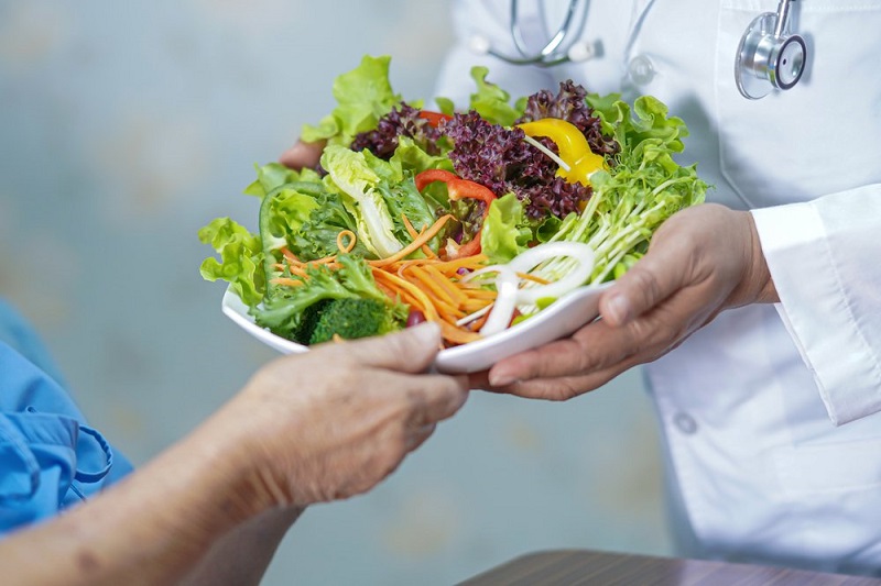 Quản lý chế độ ăn uống đóng một vai trò then chốt làm hạn chế các yếu tố nguy cơ (huyết áp, đái tháo đường, béo phì...) gây tái phát đột quỵ