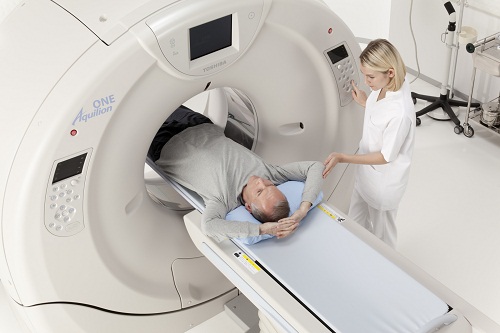 Chụp CT scan là chọn lựa hàng đầu hữu ích để chẩn đoán và theo dõi bệnh nhân có phù não do nhồi máu bán cầu hoặc tiểu não hay không.