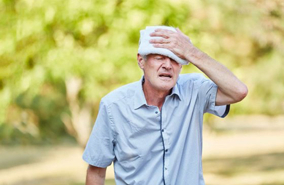 Người già nên hạn chế ra ngoài thời tiết nắng nóng để phòng tránh đột quỵ do nhiệt