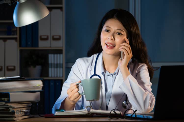 Nên ngừng tiêu thụ caffeine khoảng 6 giờ trước khi đi ngủ