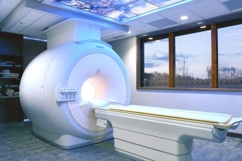 MRI, hoặc hình ảnh cộng hưởng từ, sử dụng nam châm và sóng vô tuyến để cung cấp hình ảnh của các cấu trúc bên trong cơ thể.
