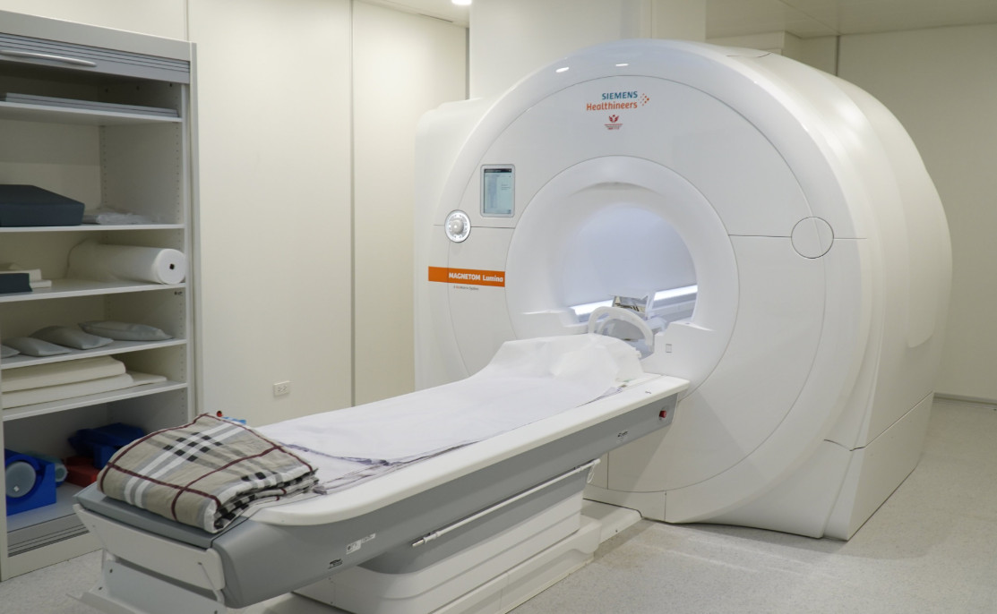 Mối quan tâm an toàn đáng kể nhất trong môi trường MRI là ảnh hưởng của từ trường đối với các thiết bị y tế và thiết bị cấy ghép.